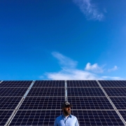 homme devant des panneaux solaires
