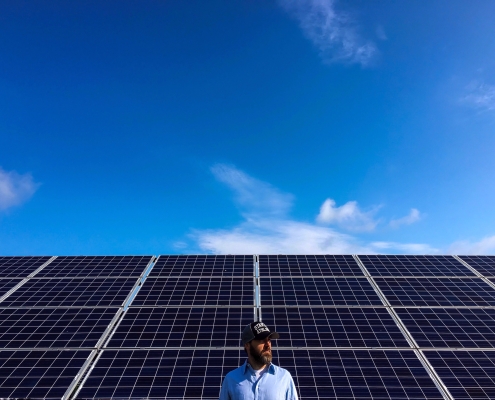 homme devant des panneaux solaires