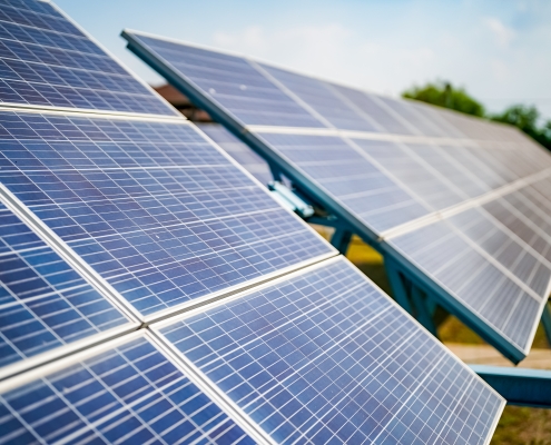 panneaux solaires et ciel bleu