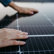 personne faisant la maintenance des panneaux solaires
