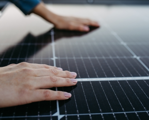 personne faisant la maintenance des panneaux solaires