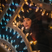 jeune femme avec ses guirlandes de Noël extérieures